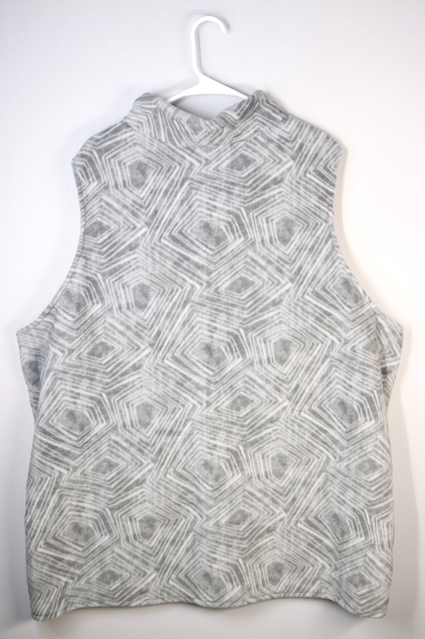XL TALL - Gray Geometric Pattern and Green